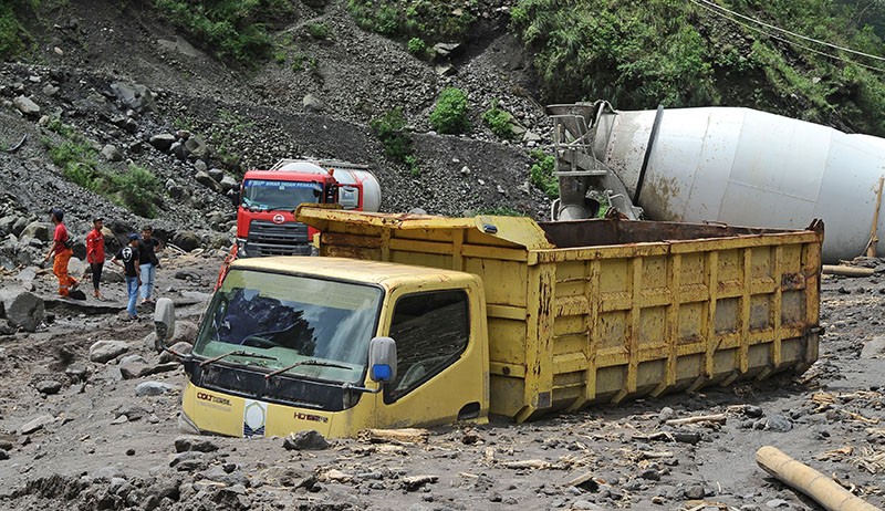 4 Truk Terjebak Lahar Hujan di Lereng Gunung Merapi - Bagian 2