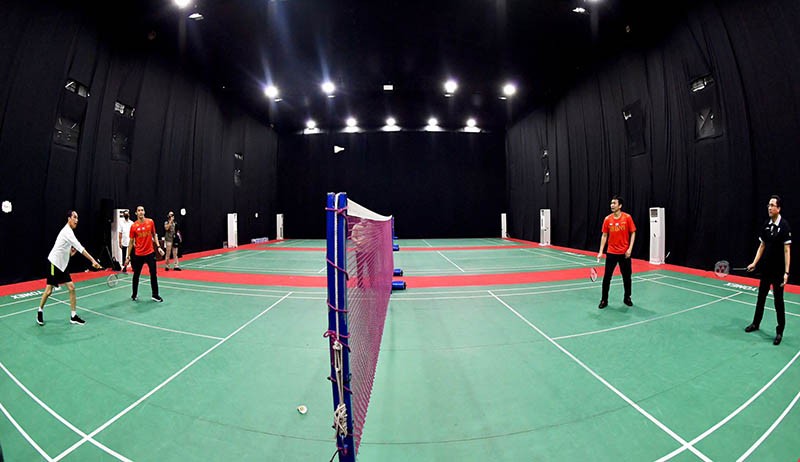 Potret Presiden Jokowi Pakai Celana Pendek Bermain Bulu Tangkis Duet dengan Jojo - Bagian 2