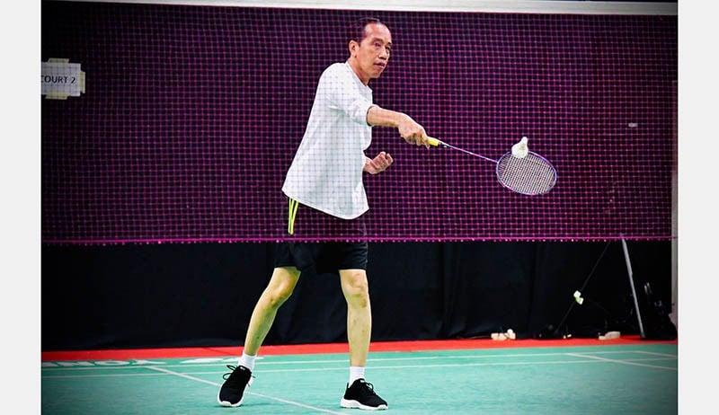 Potret Presiden Jokowi Pakai Celana Pendek Bermain Bulu Tangkis Duet dengan Jojo - Bagian 1