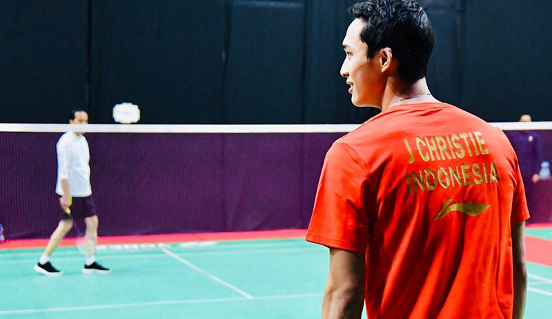 Potret Presiden Jokowi Pakai Celana Pendek Bermain Bulu Tangkis Duet dengan Jojo - Bagian 4