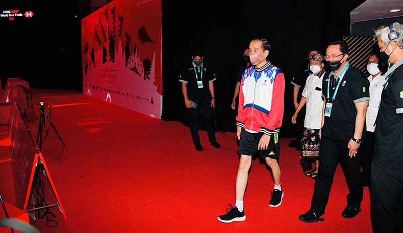 Potret Presiden Jokowi Pakai Celana Pendek Bermain Bulu Tangkis Duet dengan Jojo - Bagian 3