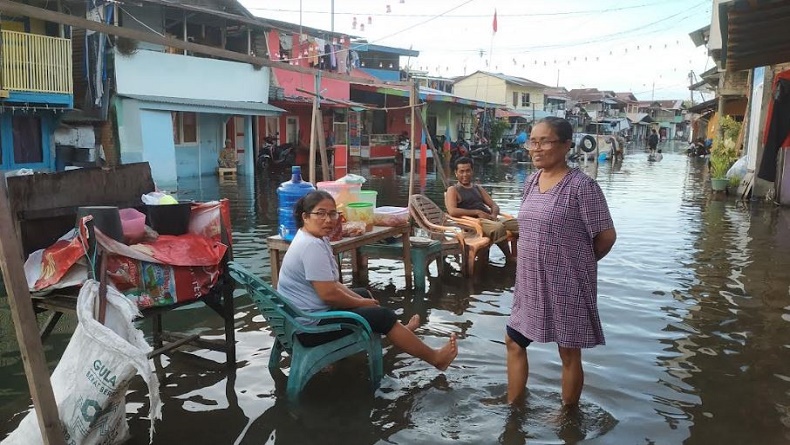 Banjir Rob Terjang Permukiman Warga di Padang, Puluhan Rumah Terendam Air Laut