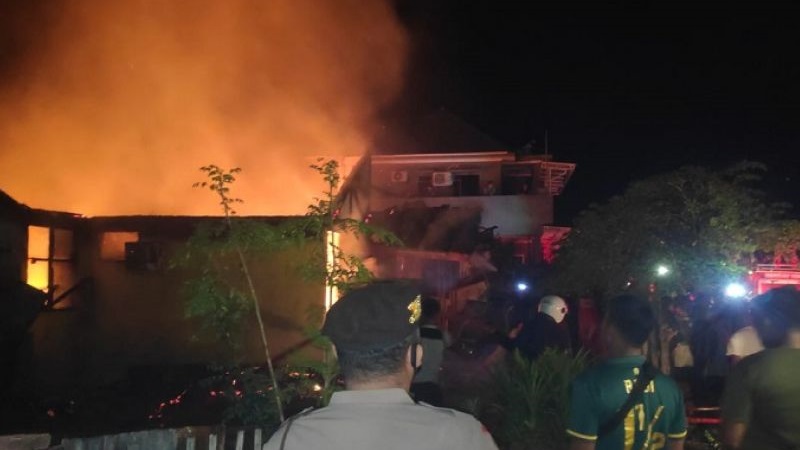 Polisi Olah TKP Kebakaran 2 Rumah yang Simpan Alat Swab Covid di Ambon
