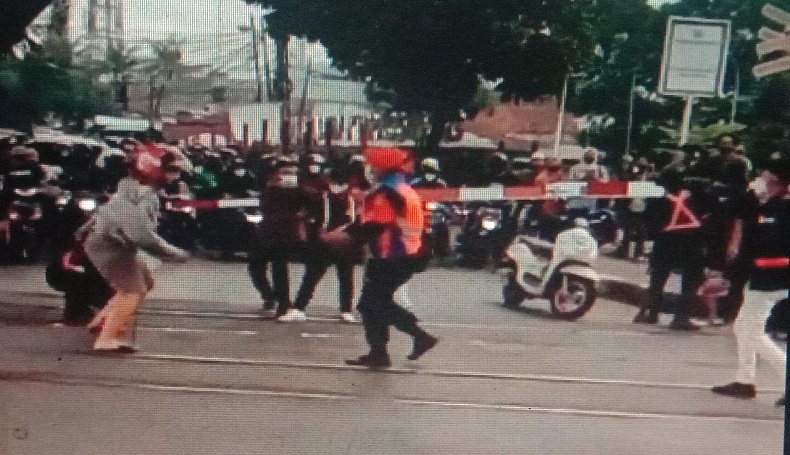 Tak Terima Ditegur, Pengendara Motor Keroyok Petugas KA Kiaracondong Bandung 