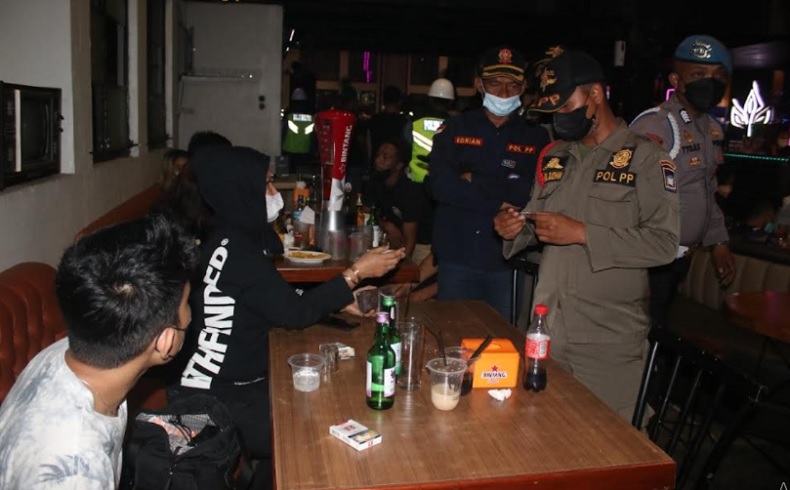 Tak Bawa Identitas, 41 Pengunjung Tempat Hiburan Malam di Padang Terjaring Razia