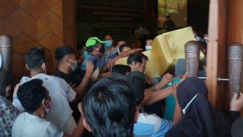 Rapat Petani Sawit Kopsa M di Pekanbaru Ricuh, Sempat Saling Lempar Kursi