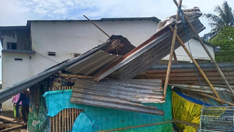 title 9 Rumah Warga di Takalar Rusak Diterjang Angin Kencang 9 Rumah Warga di Takalar Rusak Diterjang Angin Kencang