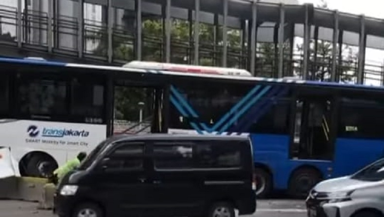 Bus Transjakarta Tabrak Separator di Depan Ratu Plaza, Polisi : Tak Ada Korban