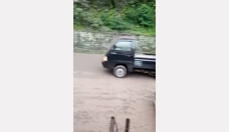 Penampakan Hujan Abu Vulkanik akibat Gunung Semeru Meletus - Bagian 3