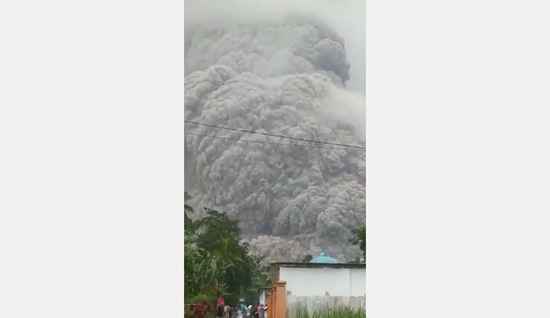 Letusan Dahsyat Gunung Semeru Bikin Langit Langsung Gelap