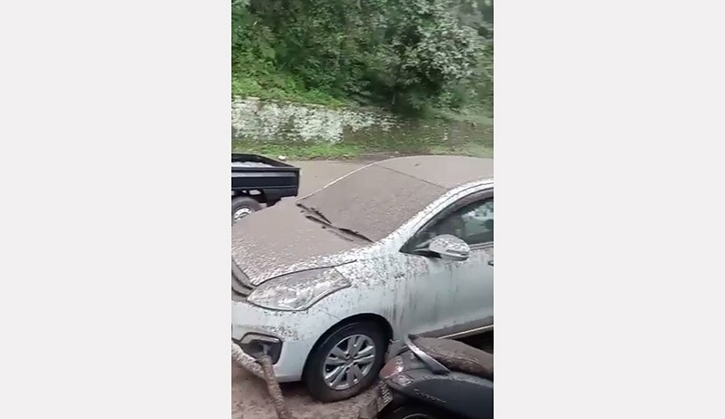 Penampakan Hujan Abu Vulkanik akibat Gunung Semeru Meletus - Bagian 1