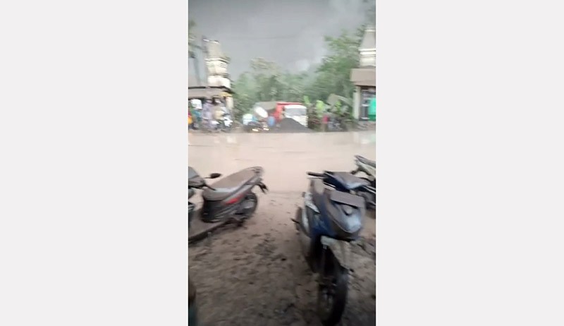 Foto-Foto Lahar Dingin Terjang Lumajang akibat Gunung Semeru Meletus - Bagian 4