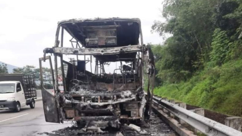 title Begini Penampakan Bus Sudiro Tungga Jaya yang Terbakar di Tol Semarang-Solo Begini Penampakan Bus Sudiro Tungga Jaya yang Terbakar di Tol Semarang-Solo