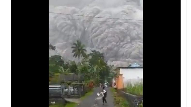 title Gunung Semeru Meletus Dahsyat, Langit Sore Hari Langsung Gelap Gulita Gunung Semeru Meletus Dahsyat, Langit Sore Hari Langsung Gelap Gulita