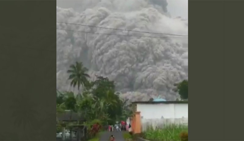 Foto Terbaru Gunung Semeru Meletus, Awan Panas Membubung Tinggi - Bagian 2