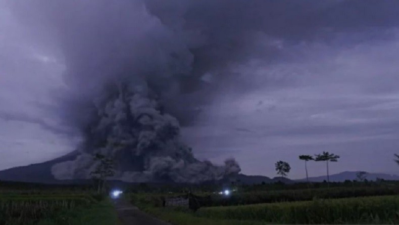 BNPB Evakuasi Penambang Terjebak Bencana Erupsi Gunung Semeru