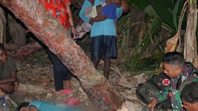 Aksi Heroik Prajurit TNI Bantu Ibu Melahirkan di Tengah Kegelapan Alam Papua
