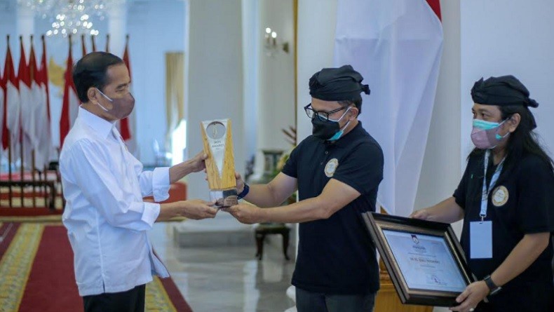 Jokowi Terima Anugerah Bakti Utama Pusaka dari JKPI di Istana Bogor