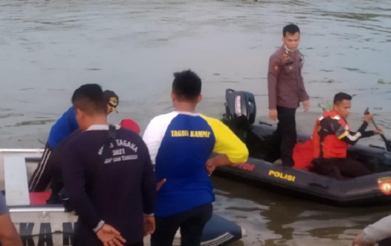 title 2 Kakak-Beradik Hanyut di Sungai Kampar Ditemukan Tewas, 1 Hilang 2 Kakak-Beradik Hanyut di Sungai Kampar Ditemukan Tewas, 1 Hilang