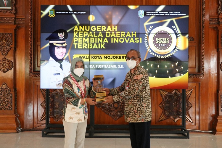 Tiga Tahun Mengabdi, Wali Kota Mojokerto Banjir Penghargaan