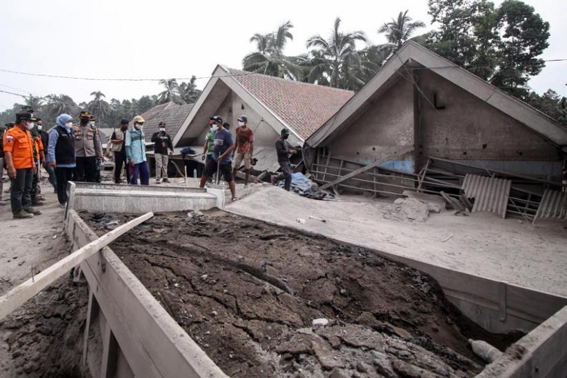 Gubernur Khofifah Kunjungi Desa Sumber Wuluh yang Tertutup Abu Vulkanik Semeru   - Bagian 3