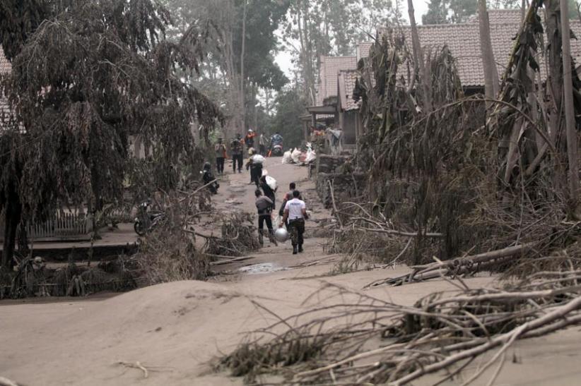 Material Letusan Gunung Semeru Ratakan Dusun Sumbersari Lumajang - Bagian 3