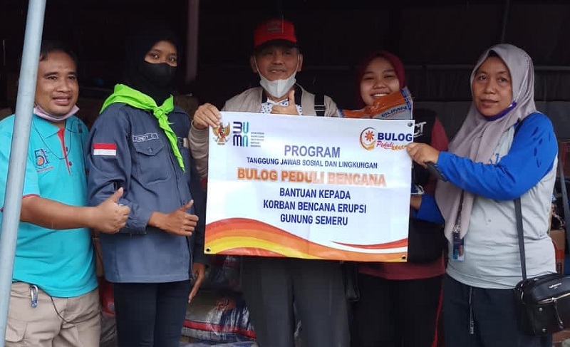 BULOG Peduli Serahkan Bantuan Pangan untuk Warga Terdampak Erupsi Gunung Semeru BULOG Peduli Serahkan Bantuan Pangan untuk Warga Terdampak Erupsi Gunung Semeru