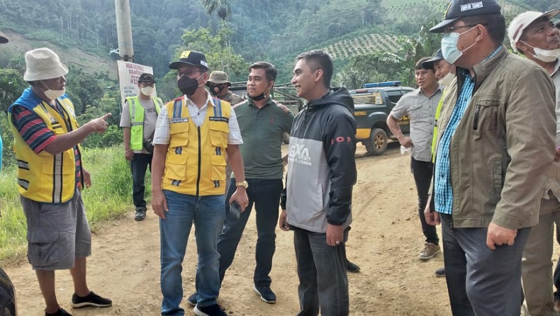 Pascaviral Jokowi Dikirim 3 Ton Jeruk, Wabup Karo dan Balai BPJN Sumut Tinjau Kondisi Jalan Liang Melas Datas 