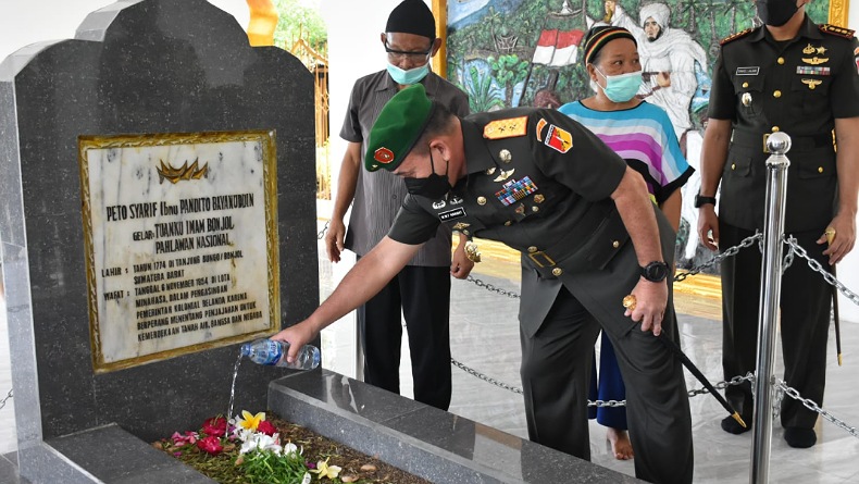 Pangdam XIII/Merdeka Ziarah ke Makam Tuanku Imam Bonjol : Mengenang Pahlawan Seorang Ulama