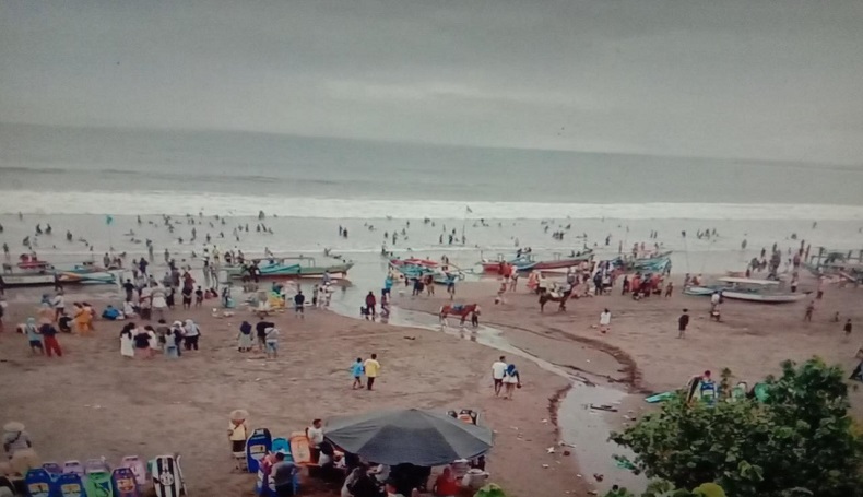 Khawatir Tak Bisa Liburan saat Nataru, Wisatawan Serbu Pantai Pangandaran 