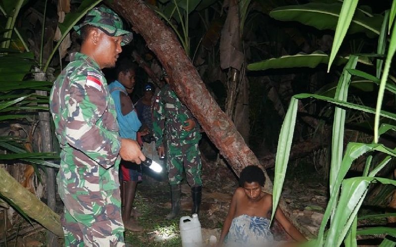 Menegangkan, Kisah Prajurit TNI Bantu Persalinan Warga di Tengah Hutan Papua