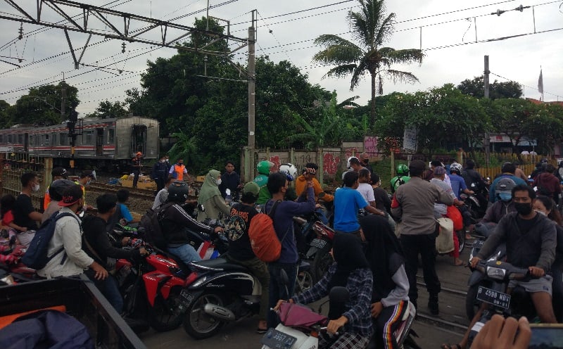 Urai Kemacetan, Rangkaian Gerbong KRL Anjlok di Stasiun Sudimara Dipisah