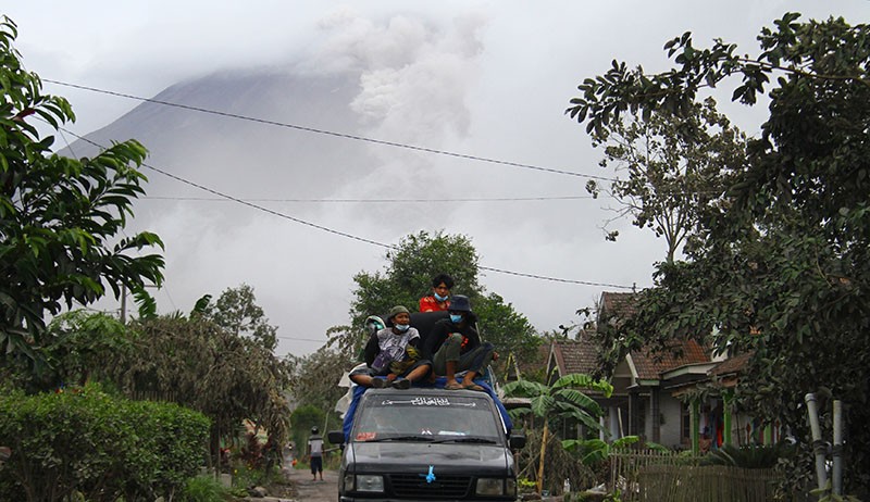 Gunung Semeru Kembali Luncurkan Awan Panas, Warga Diminta Menjauh - Bagian 2