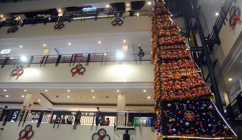 Pusat Perbelanjaan Mulai Membuat Dekorasi Pernak-pernik Natal - Bagian 1