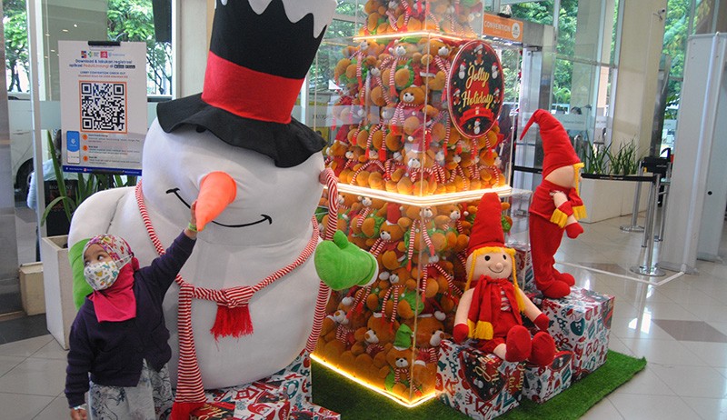 Pusat Perbelanjaan Mulai Membuat Dekorasi Pernak-pernik Natal - Bagian 2