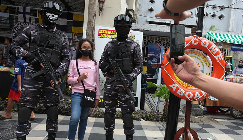 Peringatan Hari Armada, Prajurit TNI AL Defile Pasukan di Jalan Tunjungan - Bagian 3