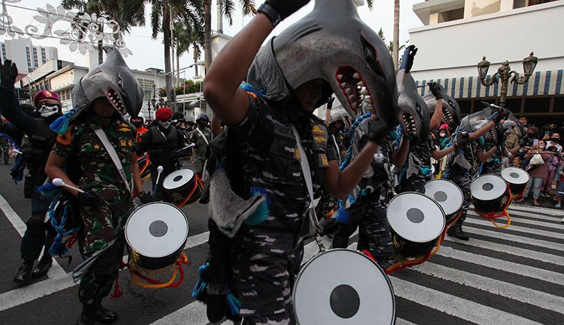 Peringatan Hari Armada, Prajurit TNI AL Defile Pasukan di Jalan Tunjungan - Bagian 2