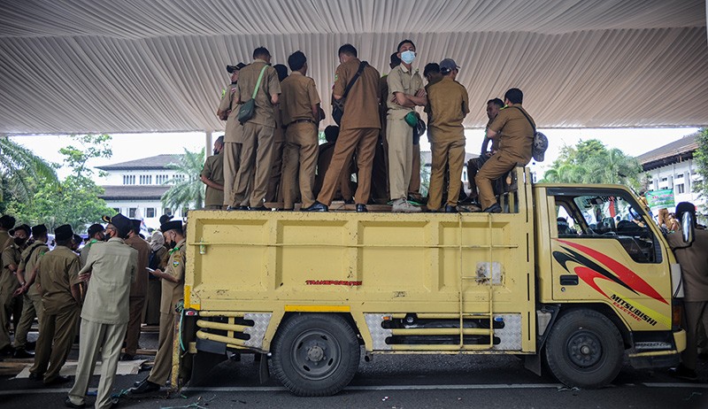 Ratusan Perangkat Desa Jawa Barat Unjuk Rasa Tuntut Tambah Tunjangan - Bagian 3