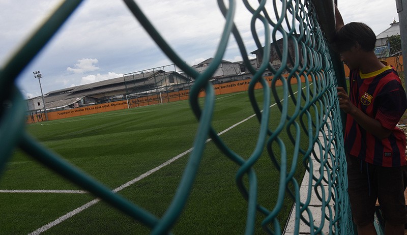 Penampakan Lapangan Sepak Bola Standar FIFA di Tengah Perkampungan Muara Angke - Bagian 2