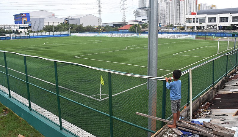 Penampakan Lapangan Sepak Bola Standar FIFA di Tengah Perkampungan Muara Angke - Bagian 1