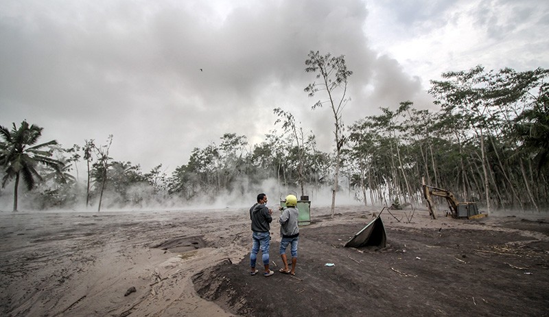 Waspada Guguran Awan Panas Gunung Semeru, Radius 5 Km Warga Dilarang Beraktivitas - Bagian 1