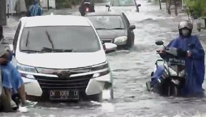Hujan Deras, Sejumlah Jalan di Denpasar Terendam Banjir Senin Pagi