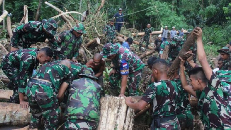 TNI Bantu Penanganan Banjir di Lombok Barat-Lombok Utara, Buka Dapur Umum untuk Pengungsi
