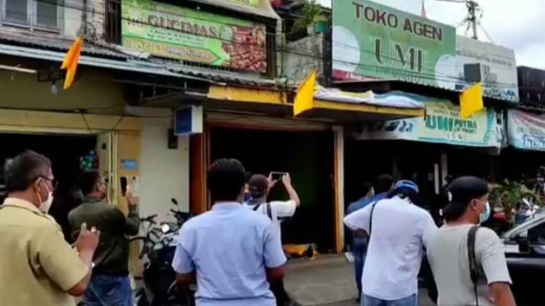 Protes Alun-Alun Kota Tegal Ditutup Portal, Pedagang Kibarkan Bendera Kuning 