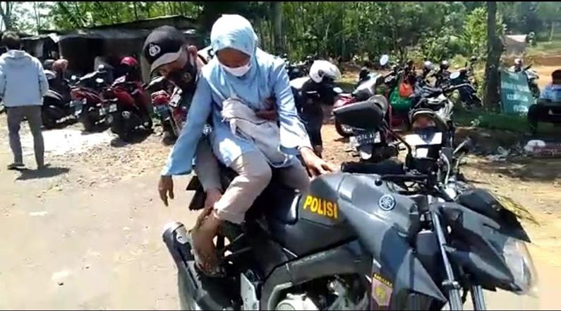 Kisah Polisi Antar Jemput hingga Gendong Lansia Menuju Lokasi Vaksinasi