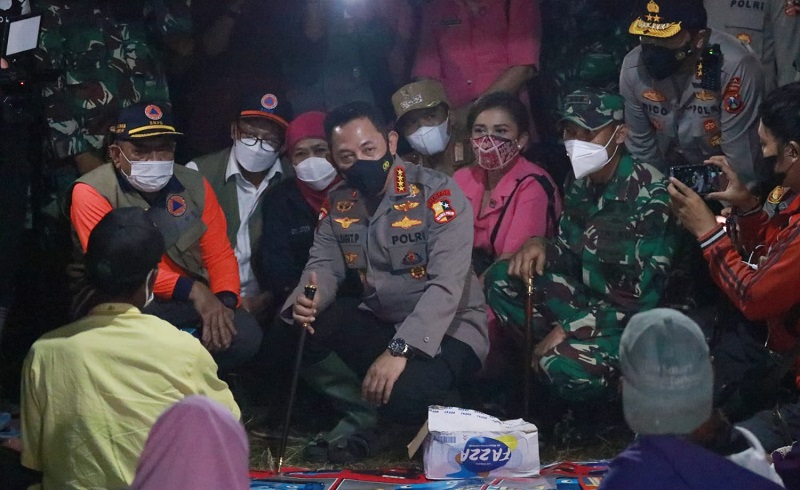 Tinjau Korban Erupsi Gunung Semeru di Pengungsian, Kapolri: Semua Tertangani dengan Baik 