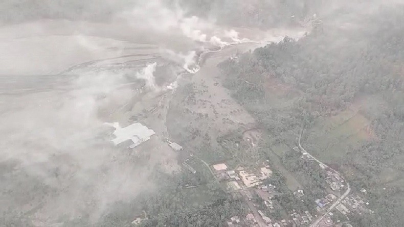 title  Begini Lokasi Terdampak Letusan Gunung Semeru Dilihat dari Udara  Begini Lokasi Terdampak Letusan Gunung Semeru Dilihat dari Udara