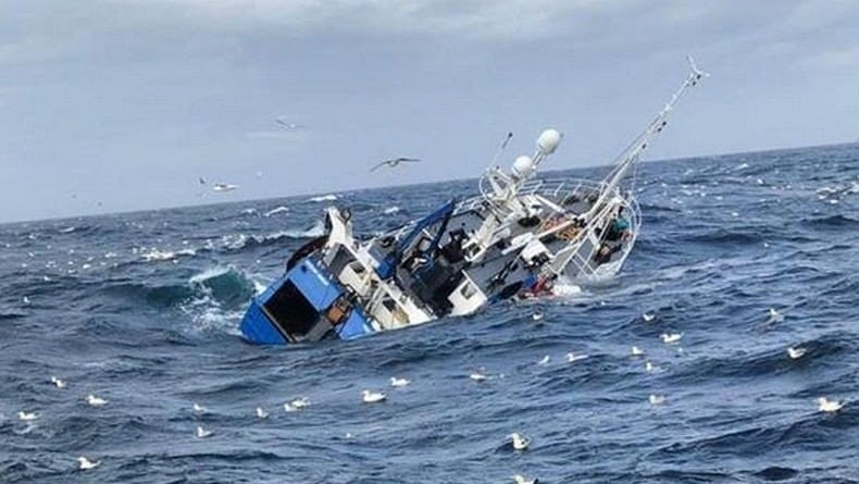 title Diterjang Ombak, KM Kasman Indra Tenggelam di Perairan Selayar Sulsel, 6 Orang Hilang Diterjang Ombak, KM Kasman Indra Tenggelam di Perairan Selayar Sulsel, 6 Orang Hilang