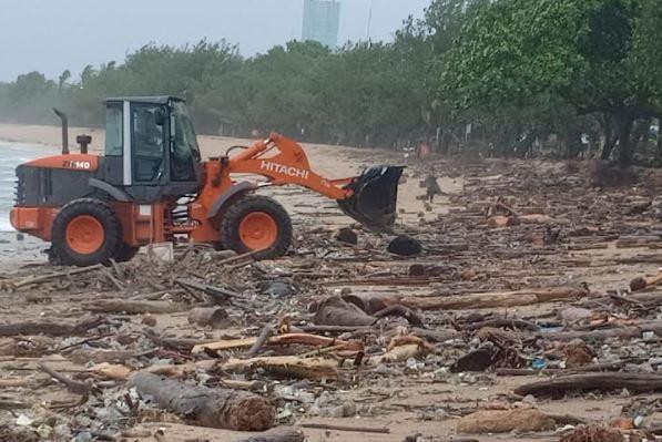 Menyedihkan, Pantai Kuta Bali Terus Dibanjiri Sampah Batang Kayu hingga Plastik