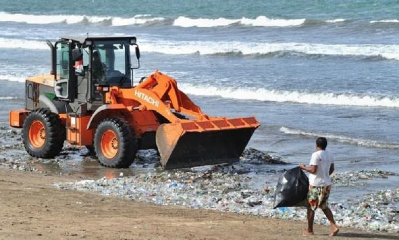 Sampah Berserakan Penuhi Pantai di Bali akibat Gelombang Tinggi